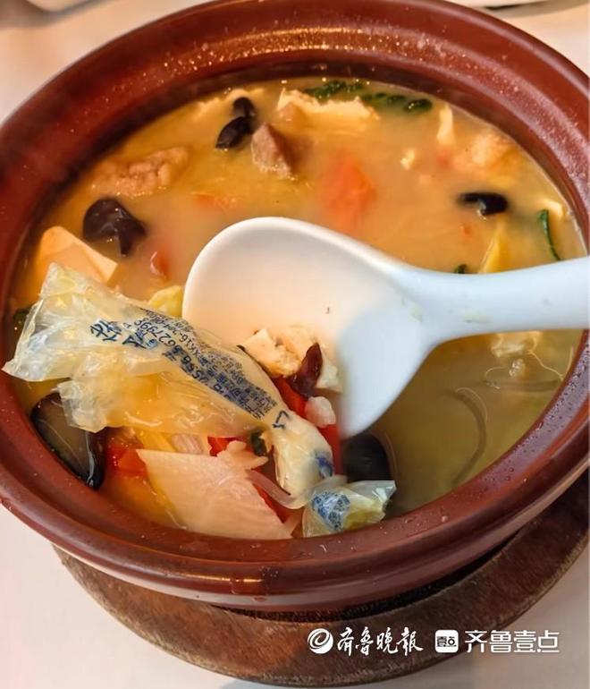 北京一知名烤鸭店菜里吃出塑料袋门店：系分料包不慎掉入非预制菜